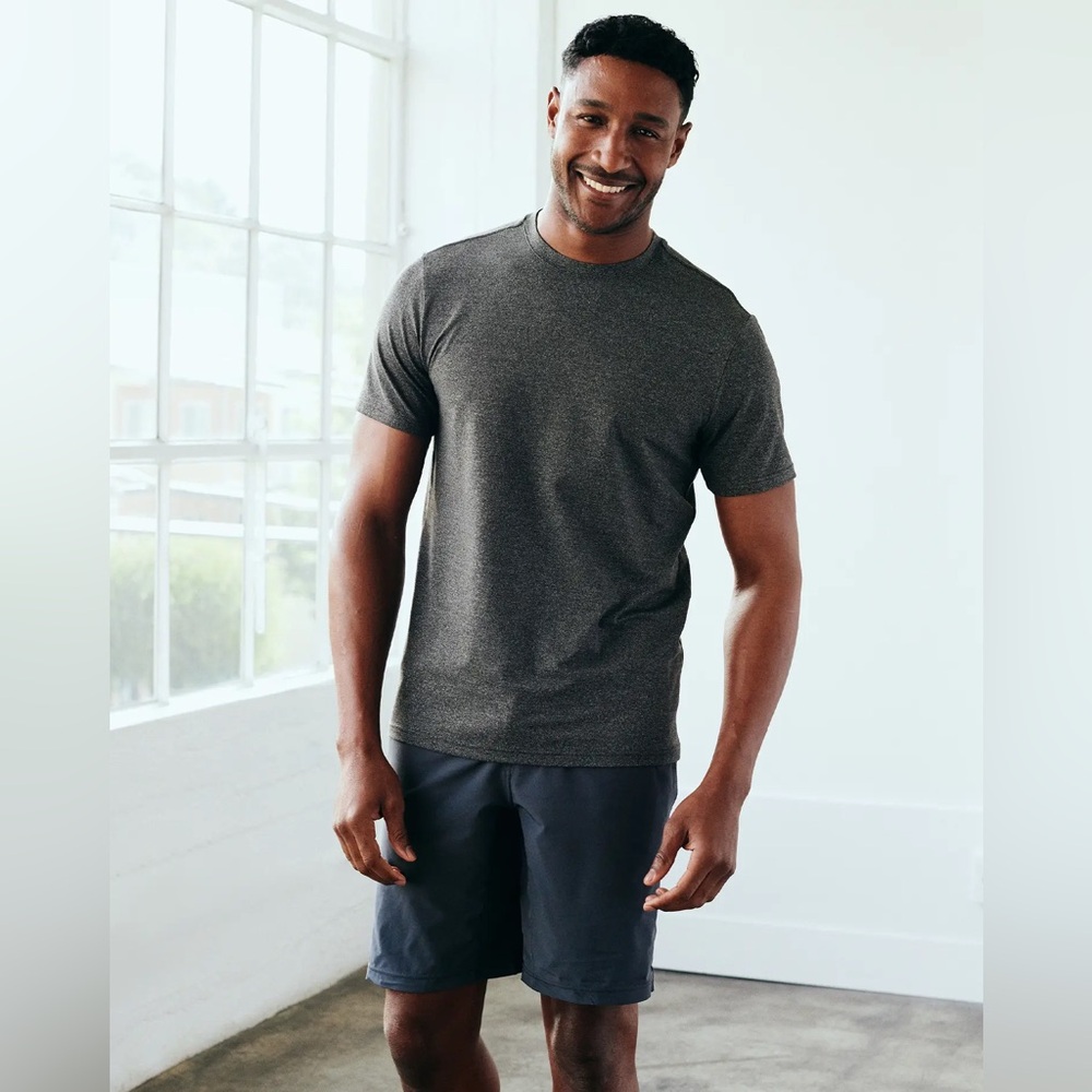 Quince men’s Flowknit Breeze Performance Tee, dark heather gray, size small, S